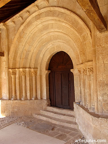 La portada muestra hechuras monumentales a pesar de su car&aacute;cter rural