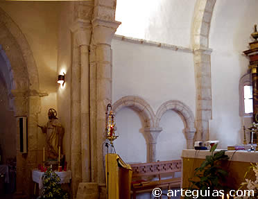 Entrada al &aacute;bside central. Aldealengua de Pedraza, Segovia