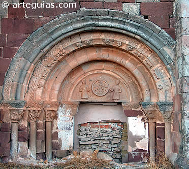 Puerta de la iglesia de  Alpanseque (Comarca de Arcos de Jal&oacute;n)