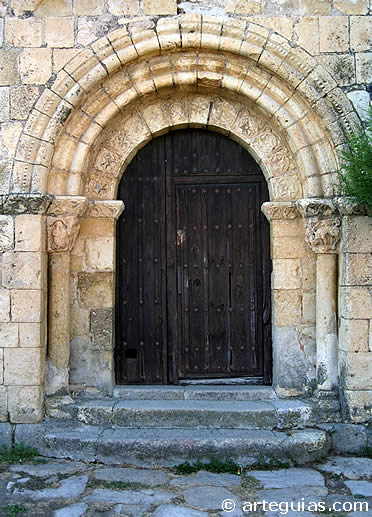 Puerta de la iglesia rom&aacute;nica de Basardilla