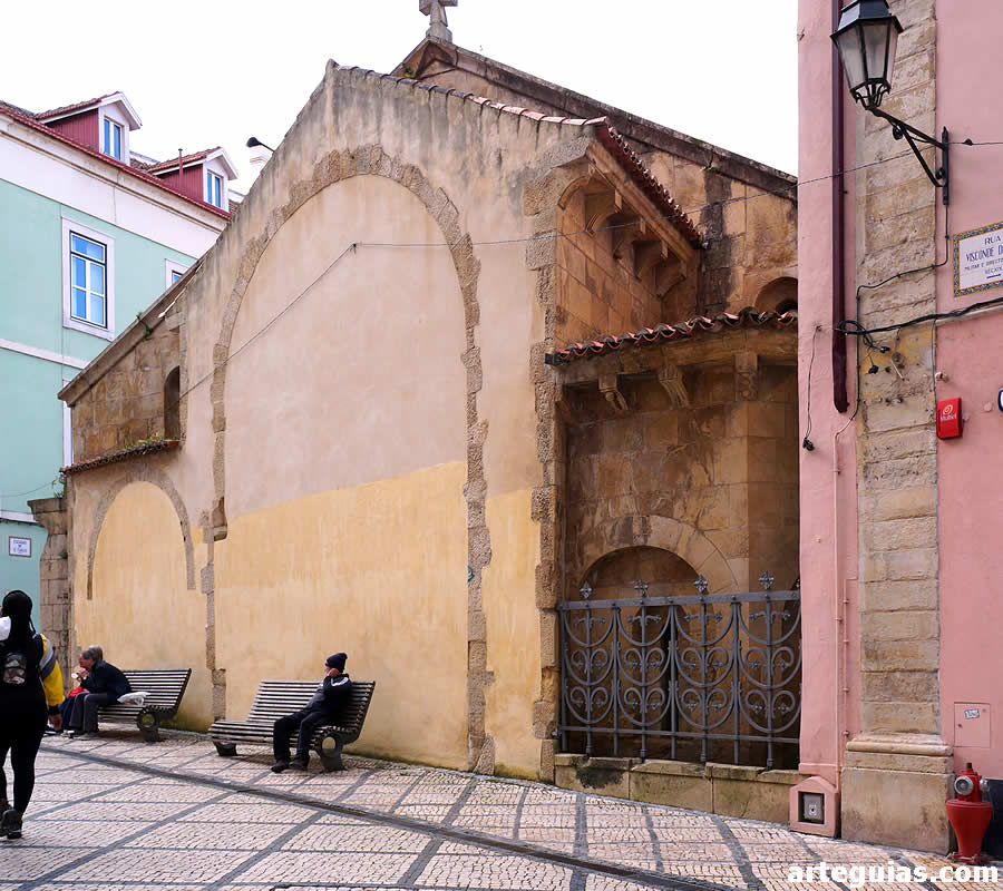 La cabecera de la iglesia de Santiago fue literalmente cortada para permitir el ensanche de la calle