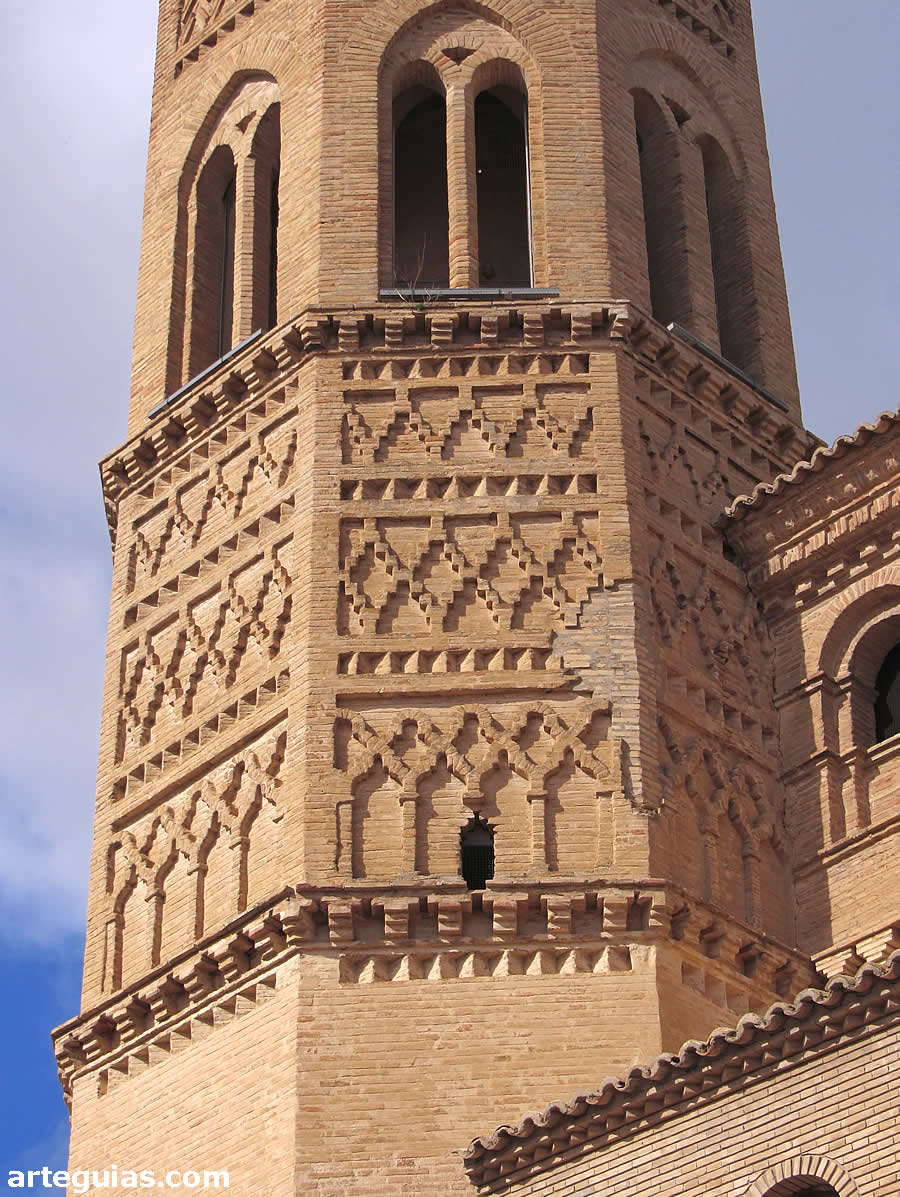 Uno de los cuerpos de la torre campanario