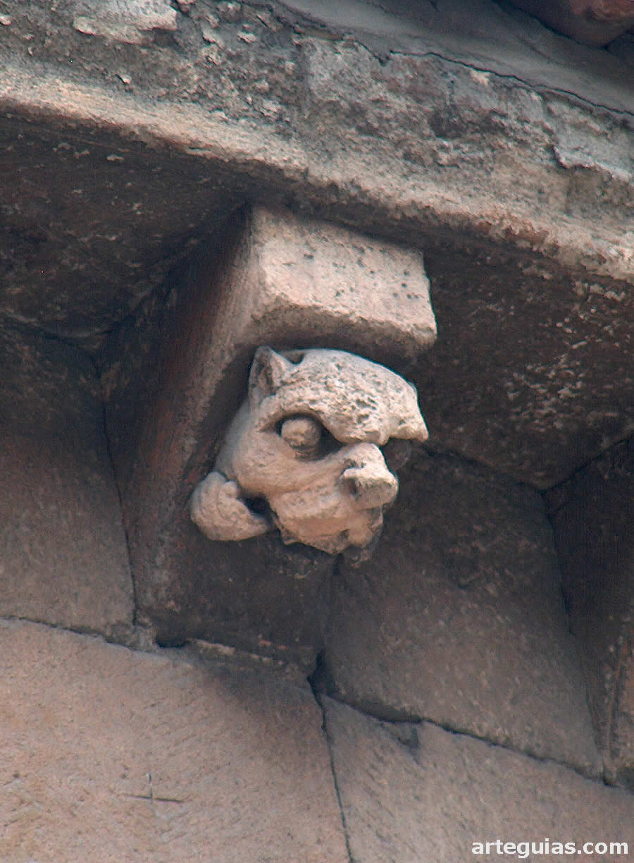 Canecillo con cabeza de felino