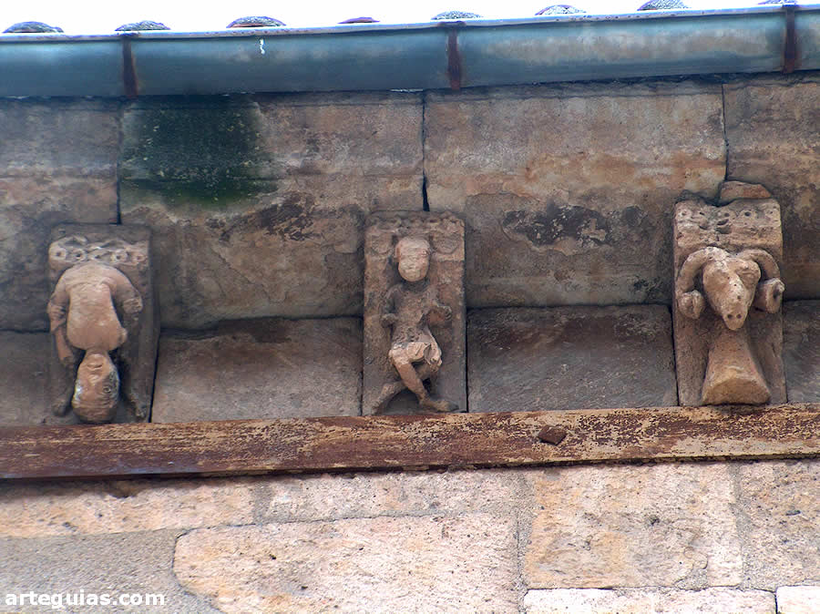 Cornisa con canecillos románicos figurados