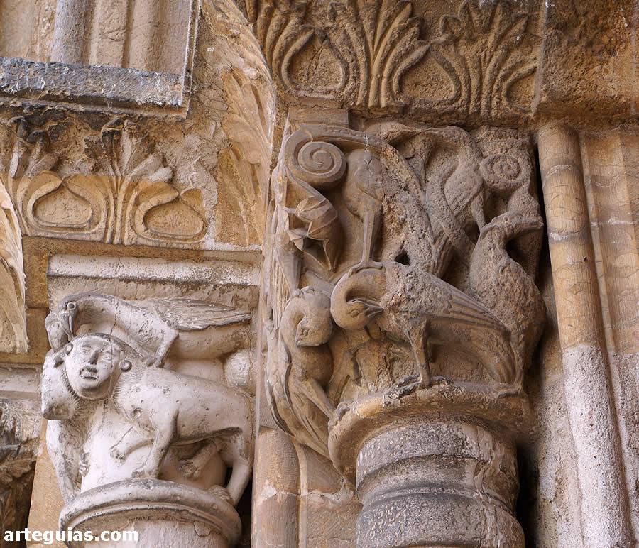 Dos capiteles zoomorfos de la portada oeste de la iglesia de Santiago de Coímbra