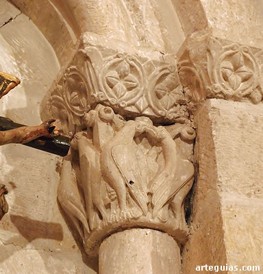 Capitel con aves apicadas en el ventanal interior del &aacute;bside