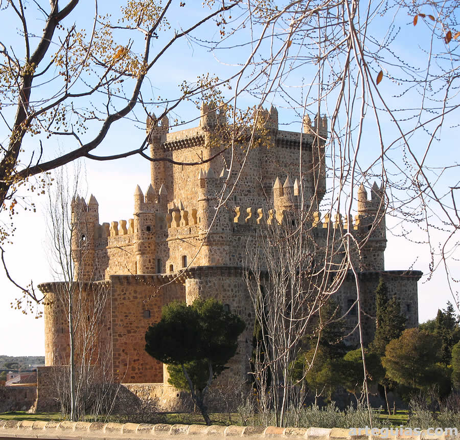 El castillo de Guadamur con su escalado vertical de volúmenes