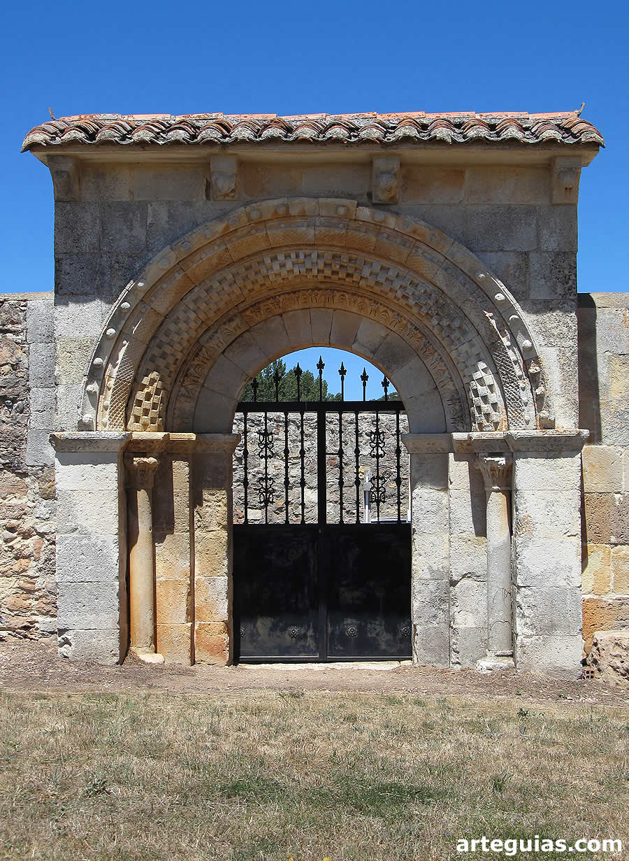 Ruinas de la iglesia de San Tirso en el Cementerio de Vega de Bur