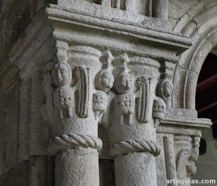 Capiteles con sirenas ave