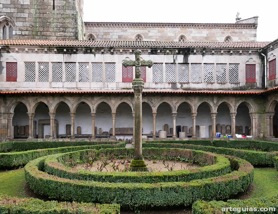 Patio ajardinado del claustro con el crucero