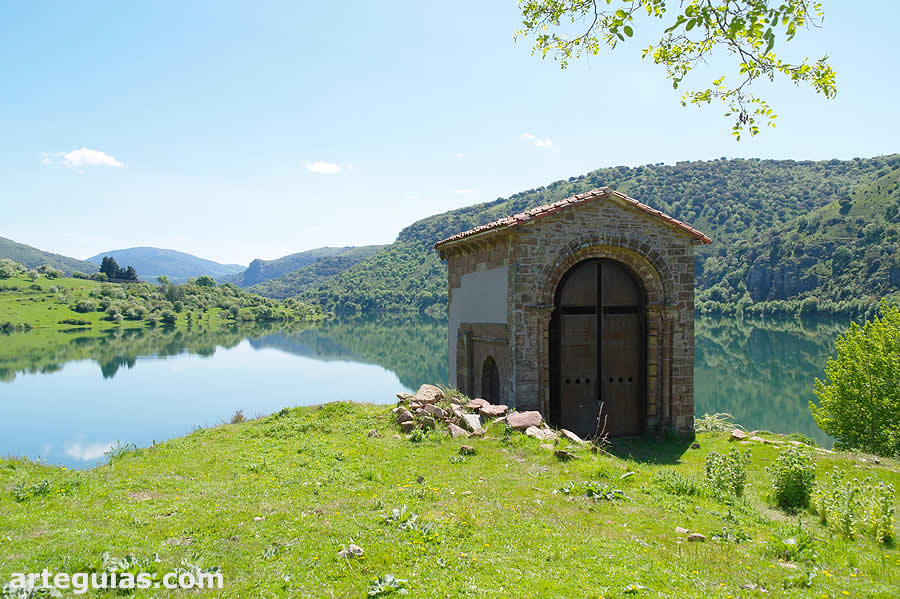 La ermita y el Embalse de Mansilla, rodeados de montañas y bosques