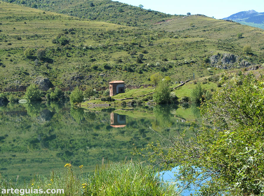 La ermita de Mansilla de la Sierra en un impresionante paraje paisajístico