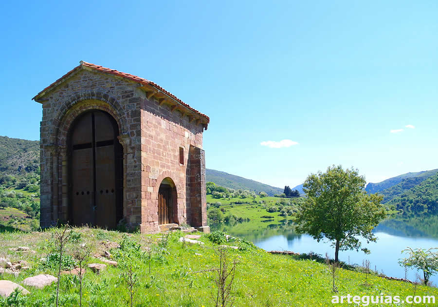 La ermita románica a pocos metros de las aguas del pantano