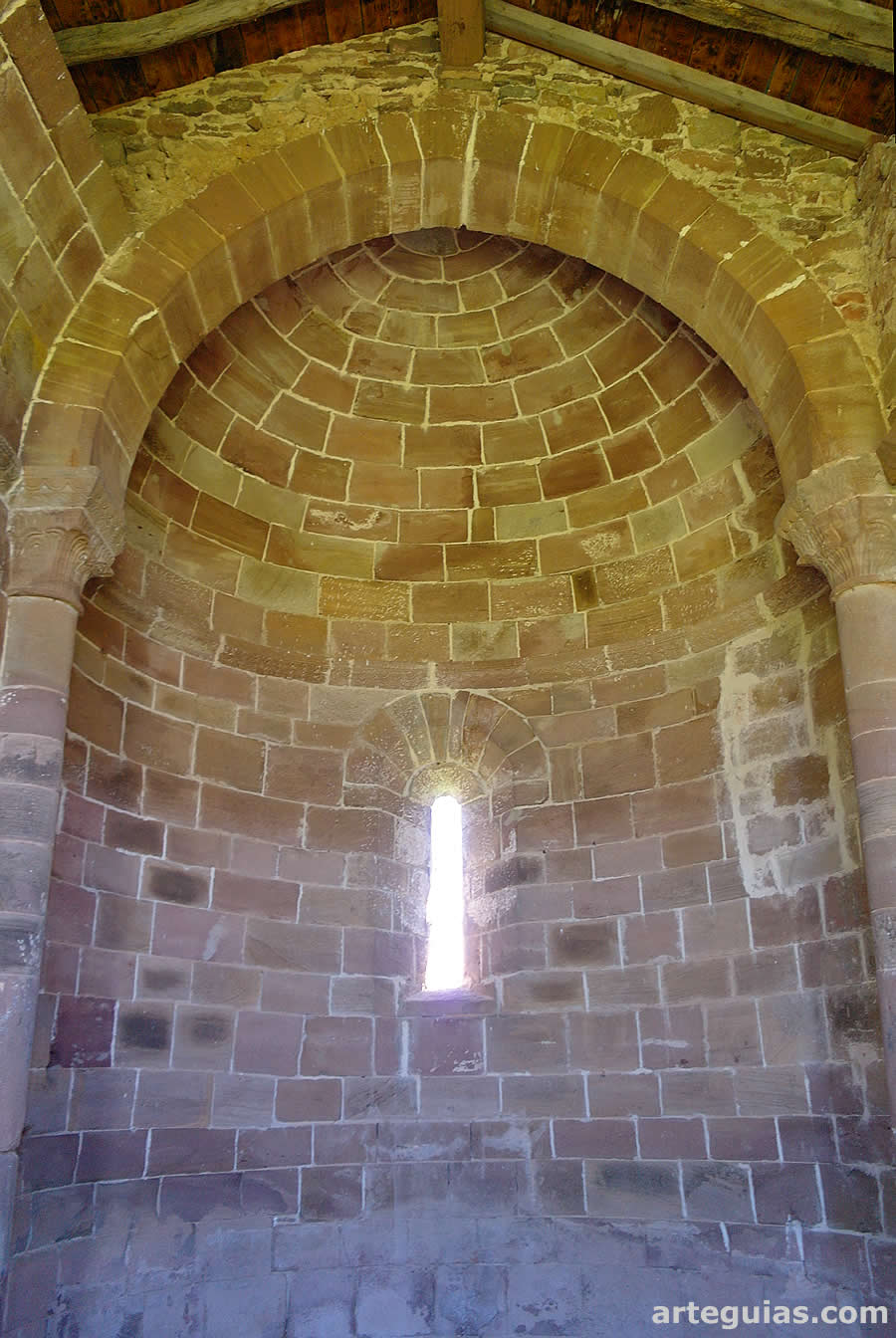 Interior de lo que queda de la ermita de Mansilla de la Sierra