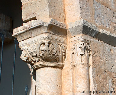 Capiteles del p&oacute;rtico