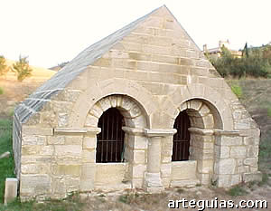Hermosa fuente rom&aacute;nica de Artaiz. Navarra