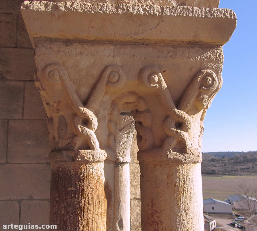Capiteles con volutas de la galer&iacute;a