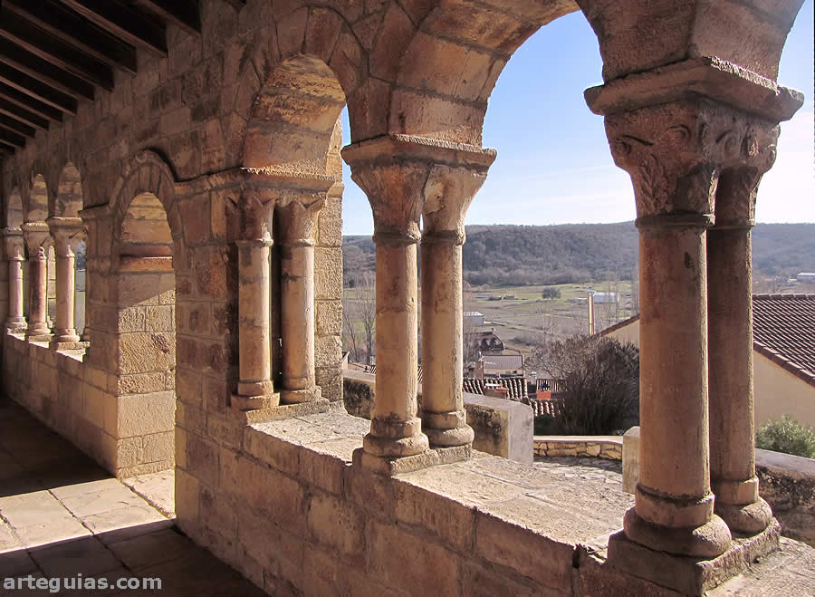 P&oacute;rtico de la iglesia de Ab&aacute;nedes
