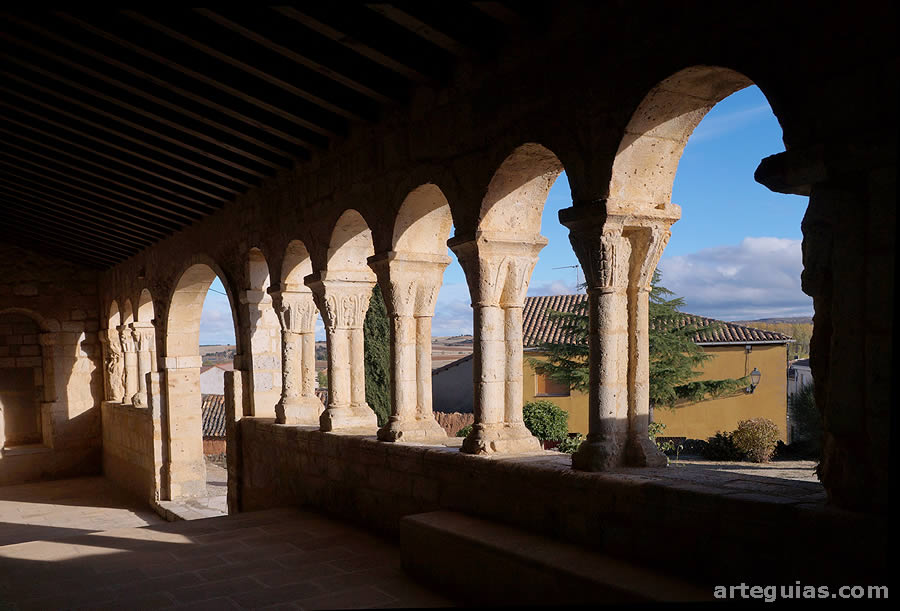 Galer&iacute;a porticada de la iglesia de Barca en un atardecer soleado
