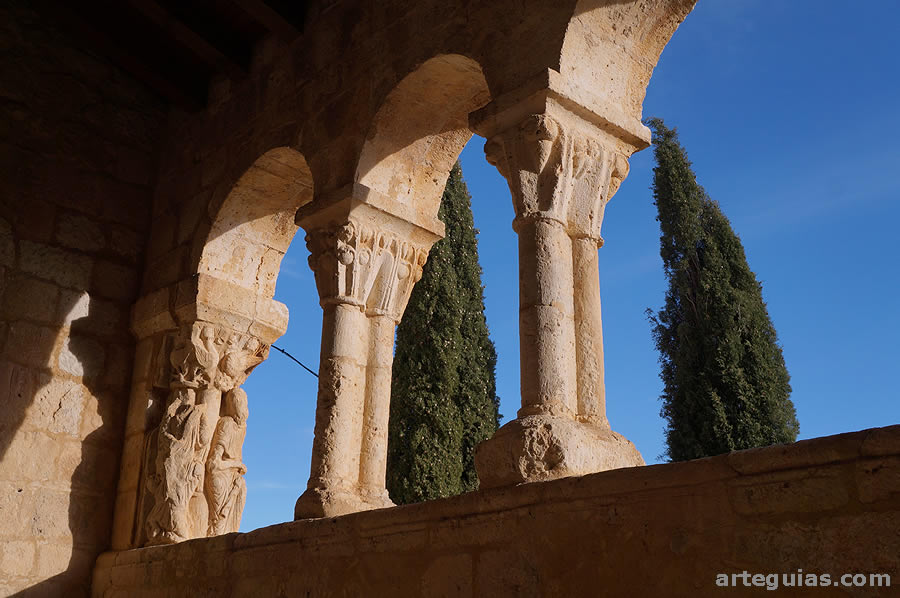 Arquer&iacute;as y columnas del p&oacute;rtico. Barca, Soria