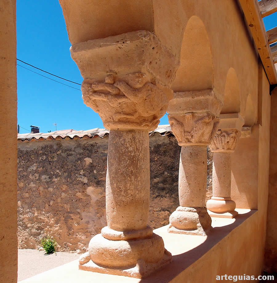 Iglesia de Paones: galería porticada románica