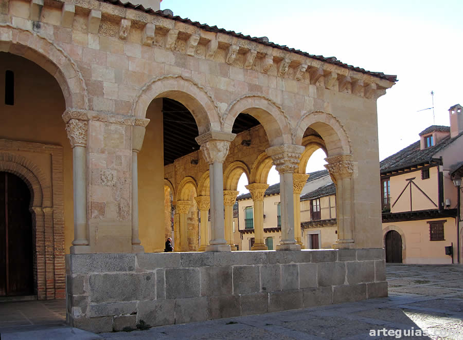 Pórtico románico: tramo occidental