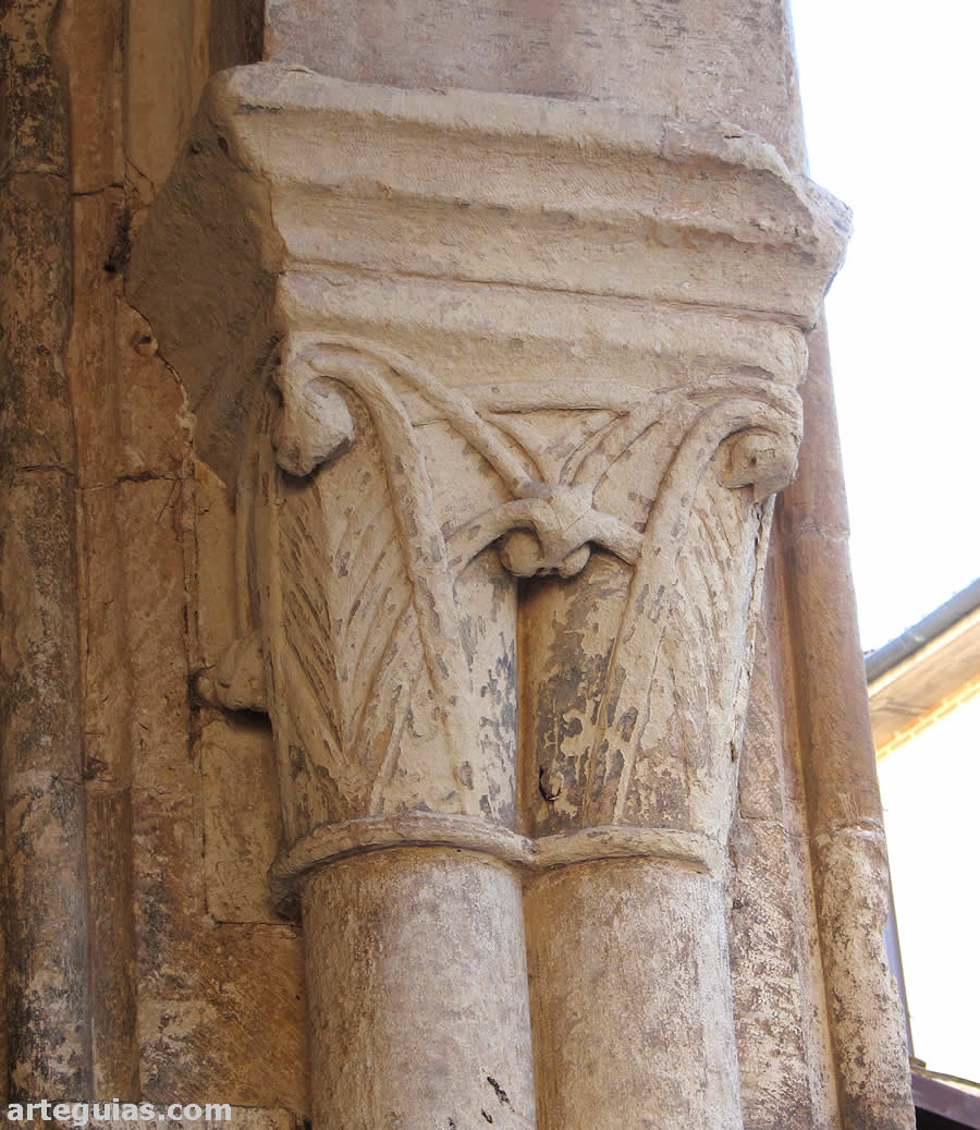 Capitel doble de la galería porticada