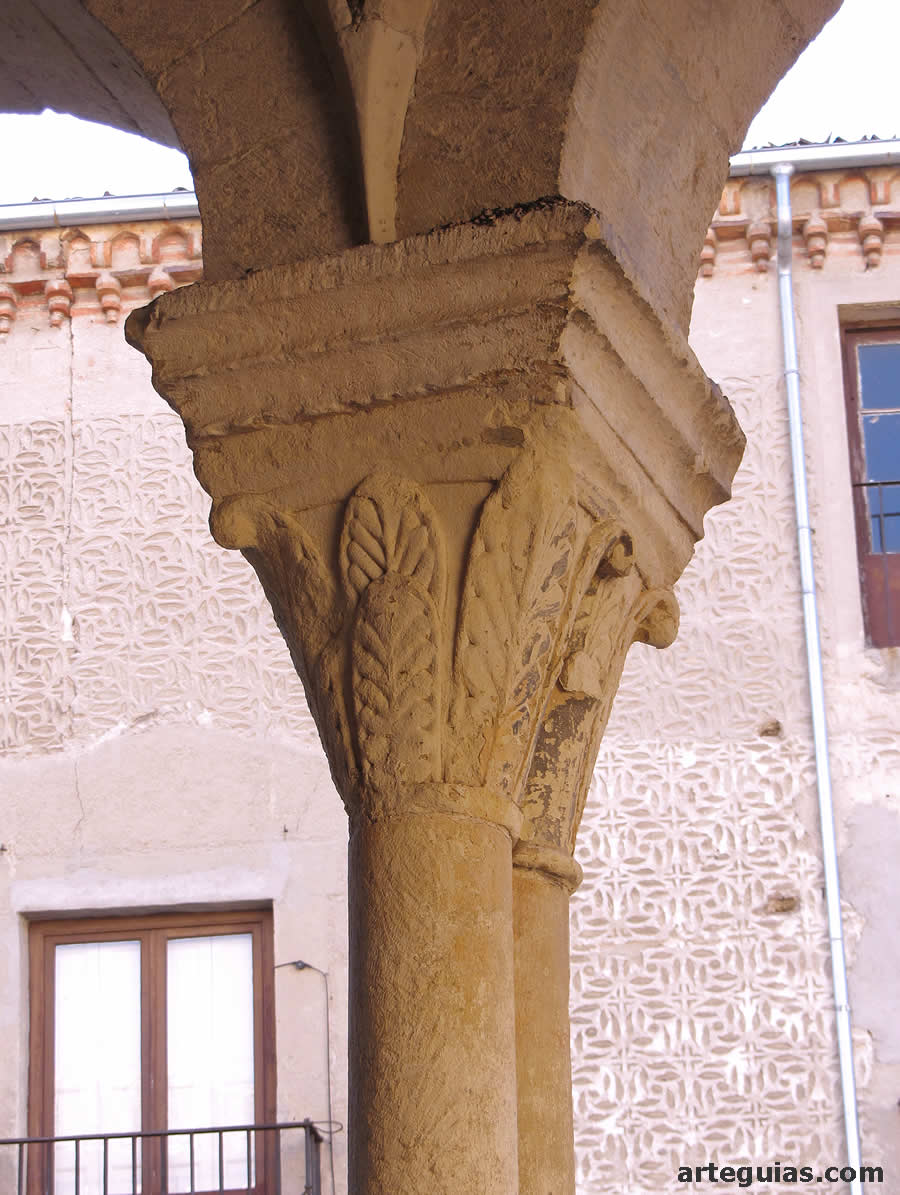 Capitel de relieve vegetal. Galería porticada de la Santísima Trinidad