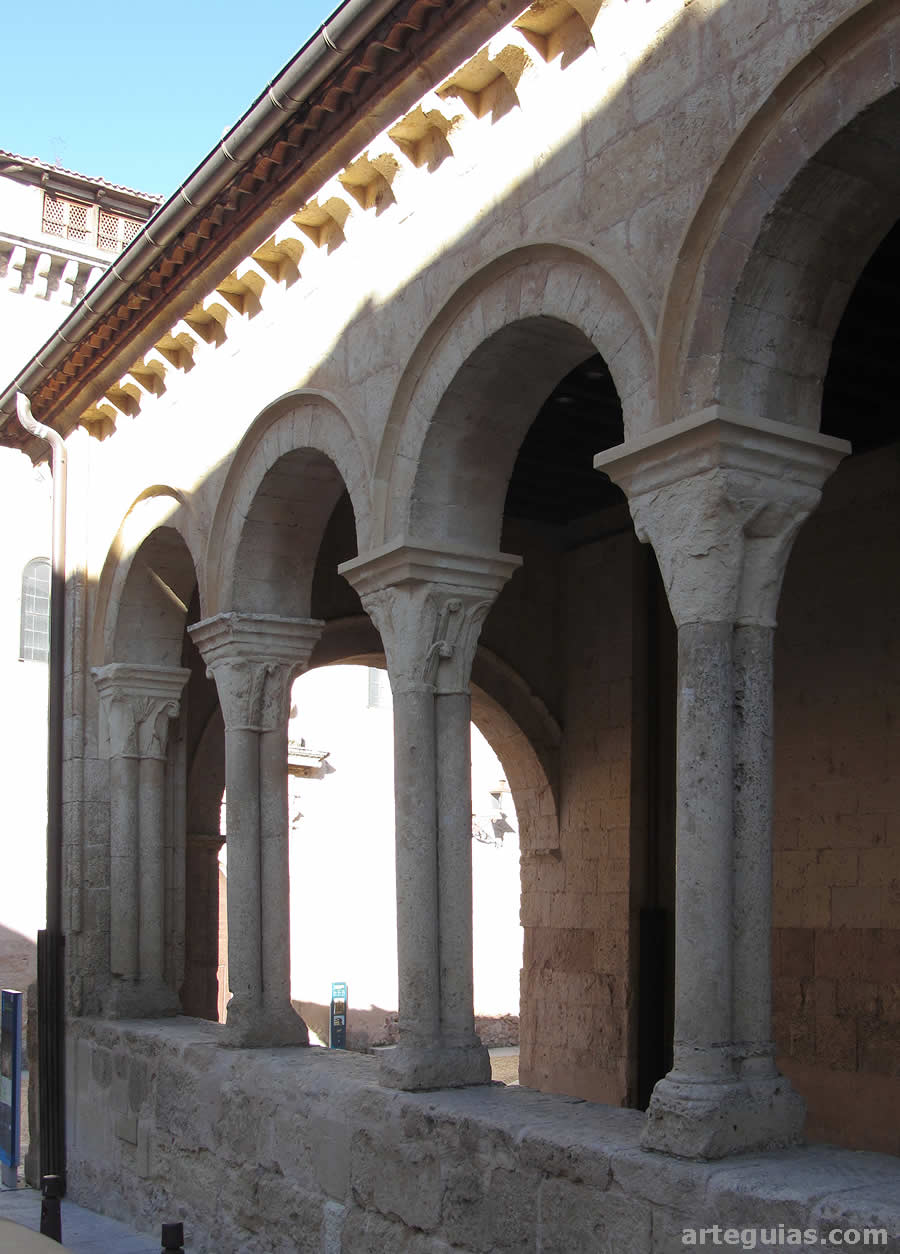 Galería portica de la iglesia de la Trinidad, Segovia