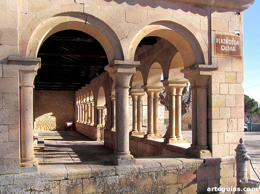 Arcos del lado oeste de la galería porticada neorrománica