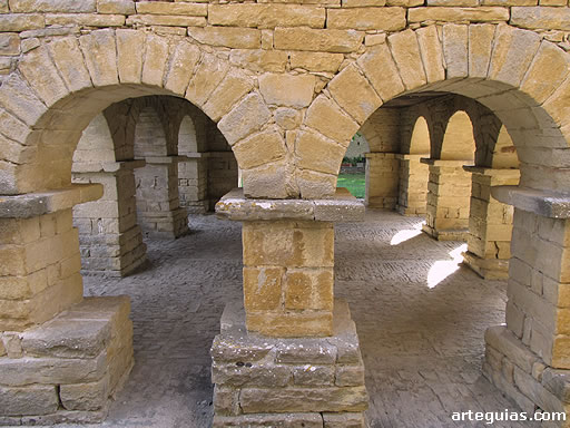 Arcos dovelados de uno de los frentes cortos del hórreo