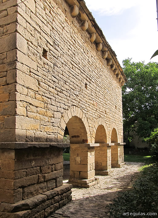 Muro lateral del hórreo de Iracheta