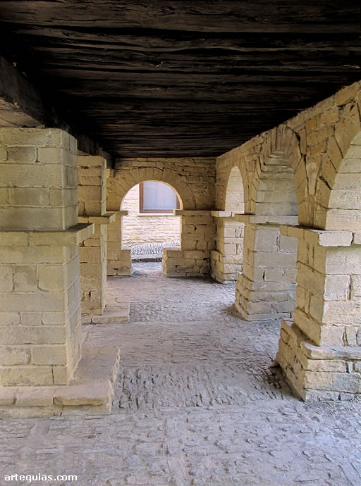 Estructura iferior del hórreo de Iracheta, Navarra
