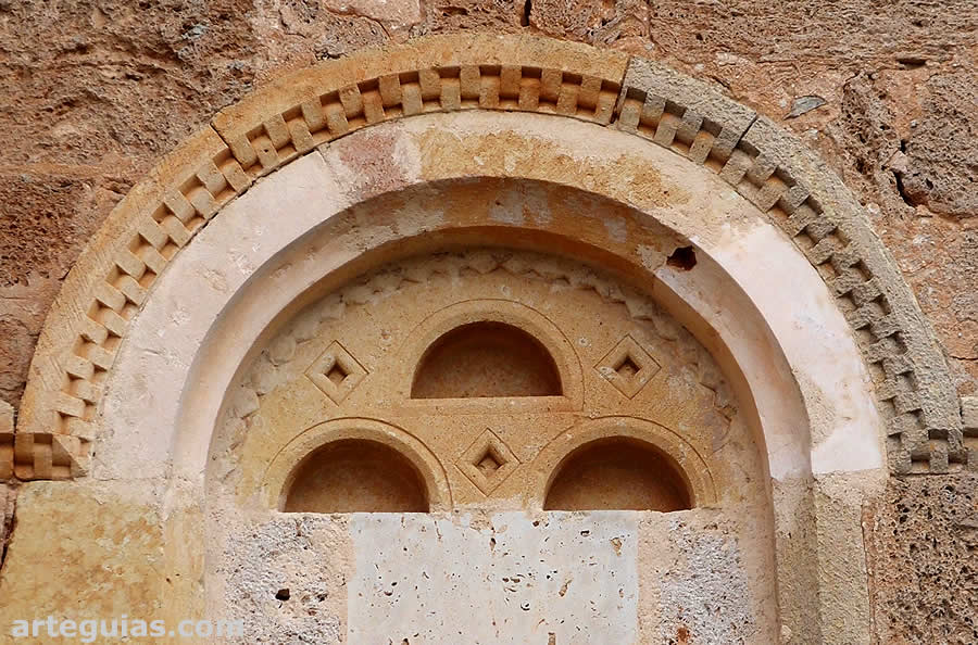 Tímpano del arco sur de la cabecera