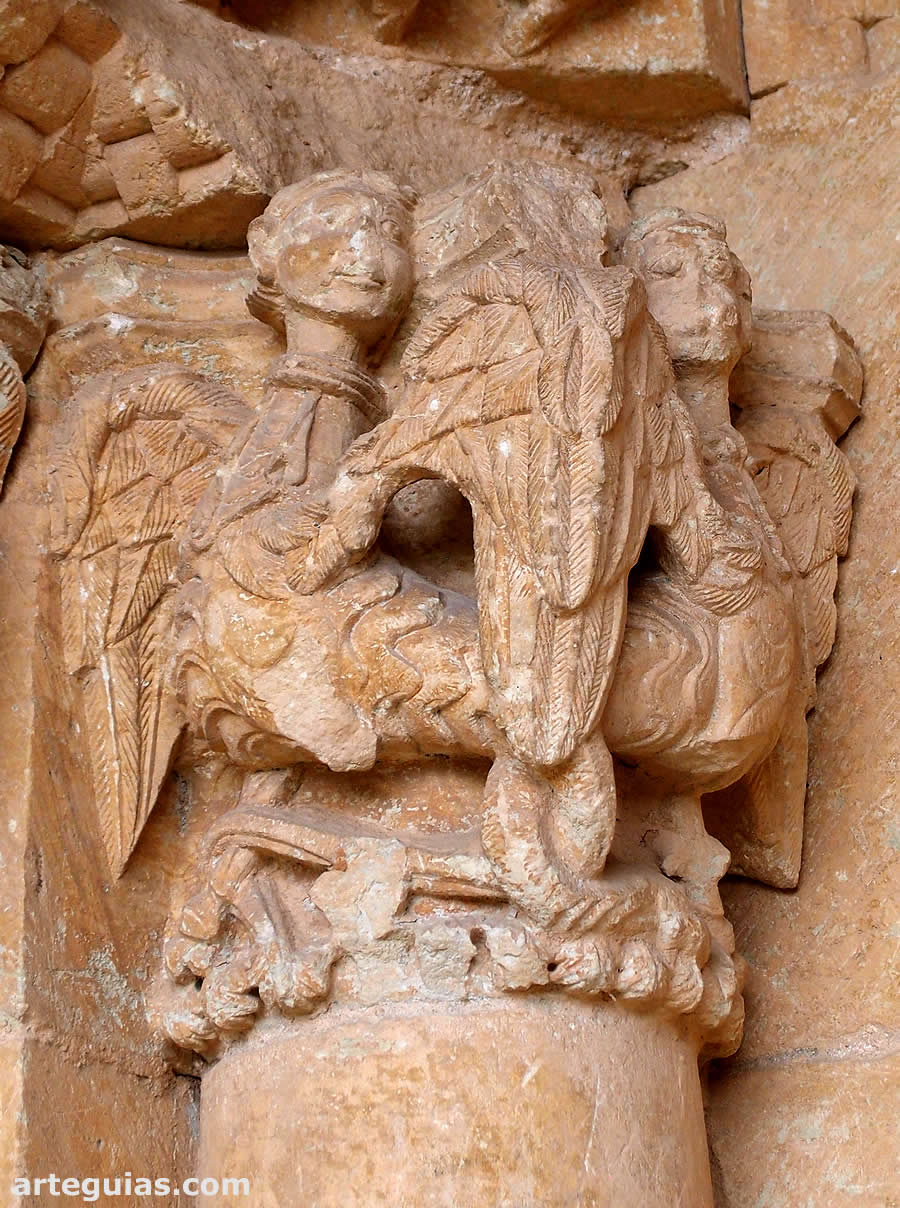 Iglesia de Abajas: arpías en una de las columnas de la portada