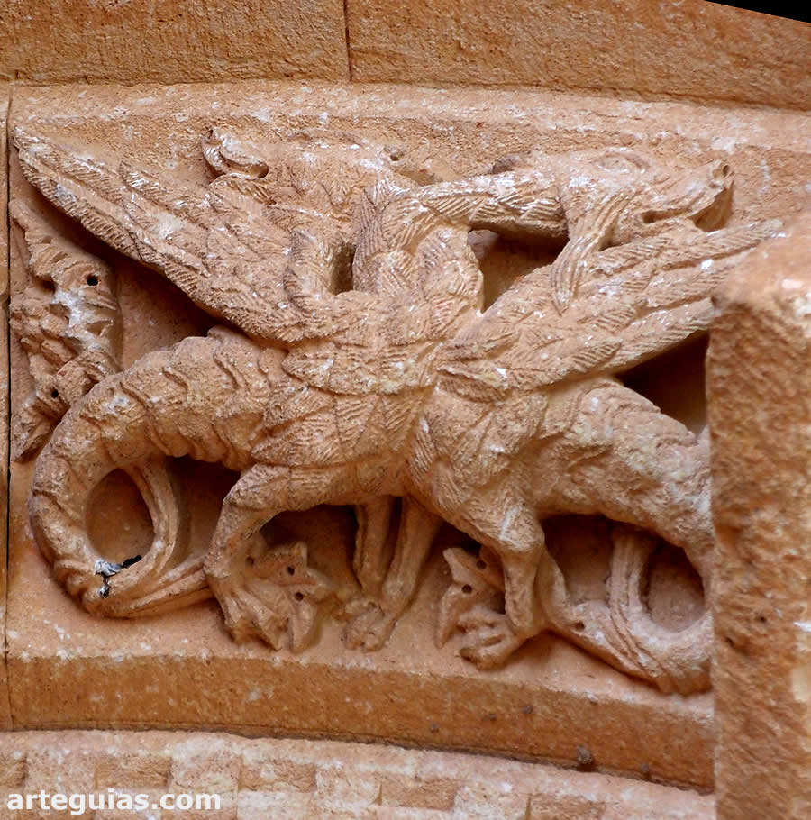 Dovela de la arquivolta esculpida con dos dragones