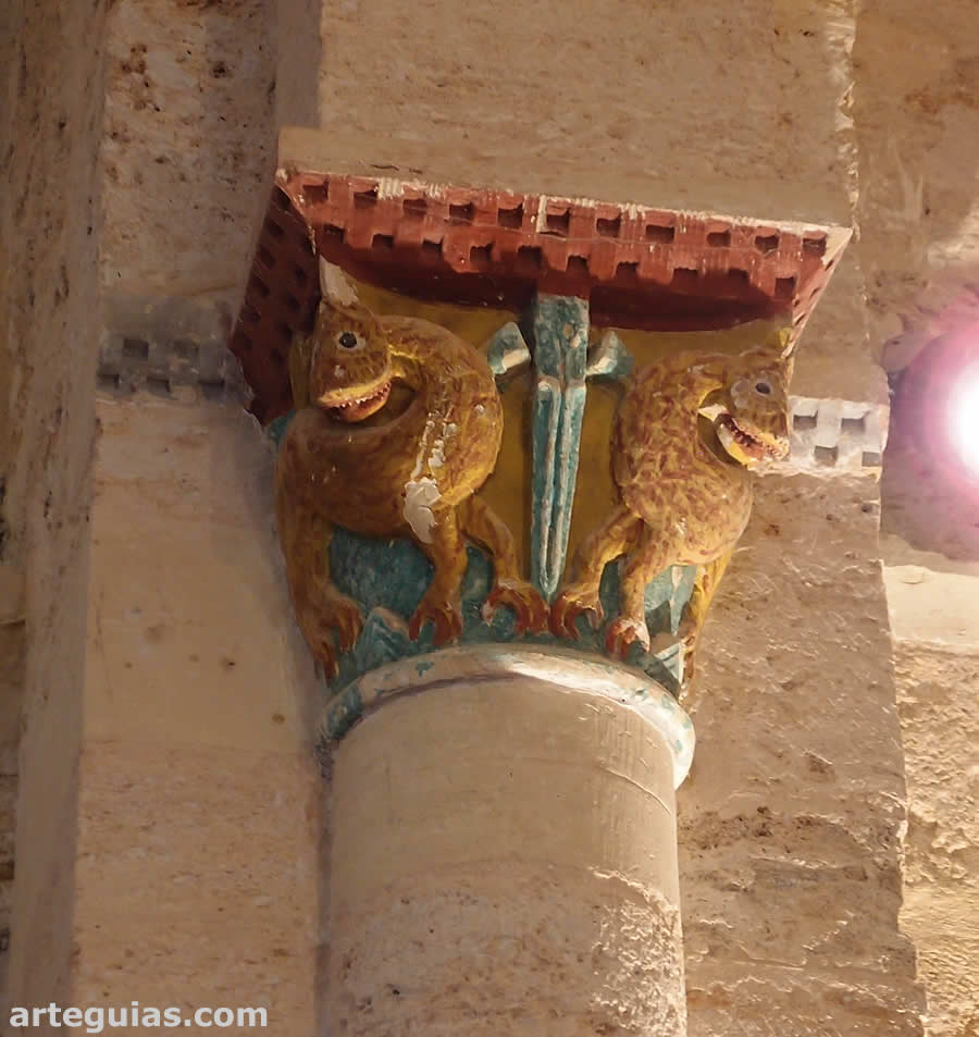 Capitel interior con una pareja de leones rudamente esculpidos