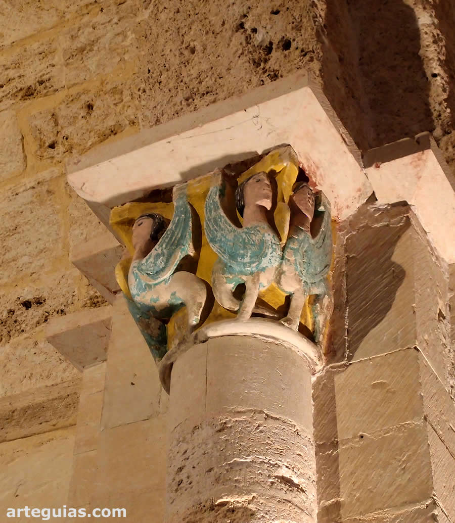 Interior de la iglesia de Abajas: capitel con parejas de arpías