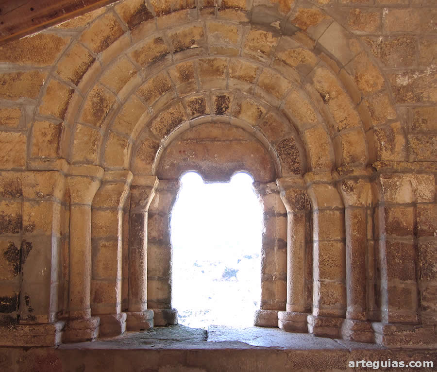 Iglesia de Ab&aacute;nades: ventanal de la galer&iacute;a porticada
