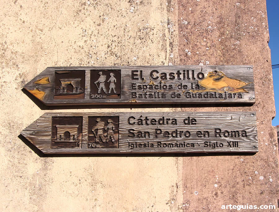 Carteles indicando la subida hasta la iglesia de San Pedro de Ab&aacute;nades