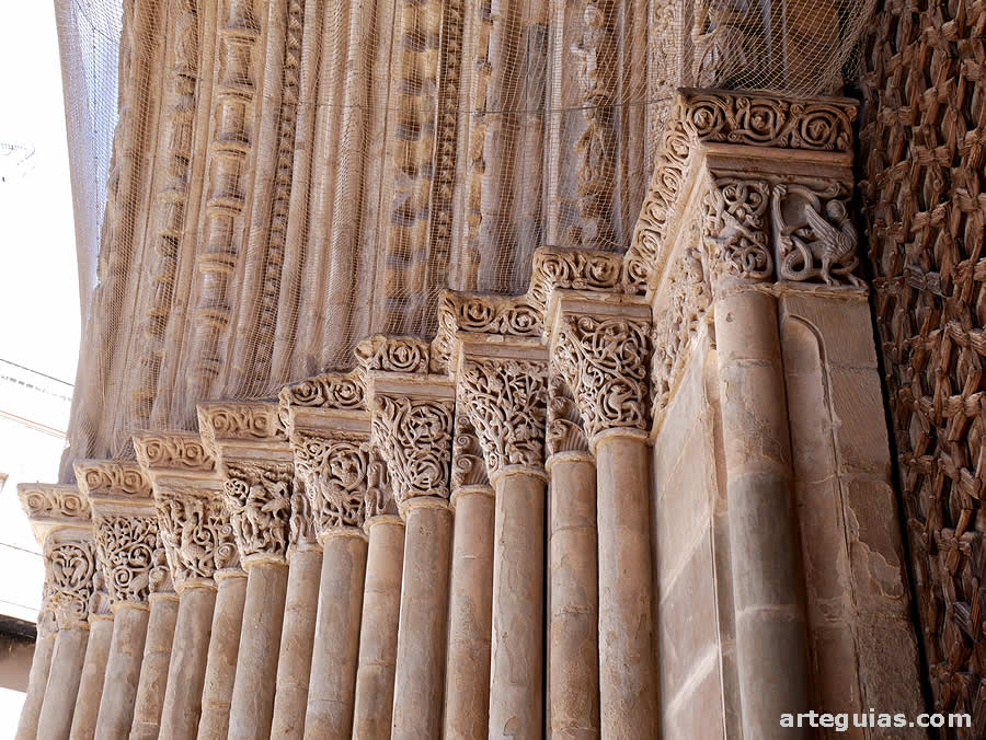 Riqueza de arquivoltas y columnas de la portada occidental de la iglesia de Agramunt