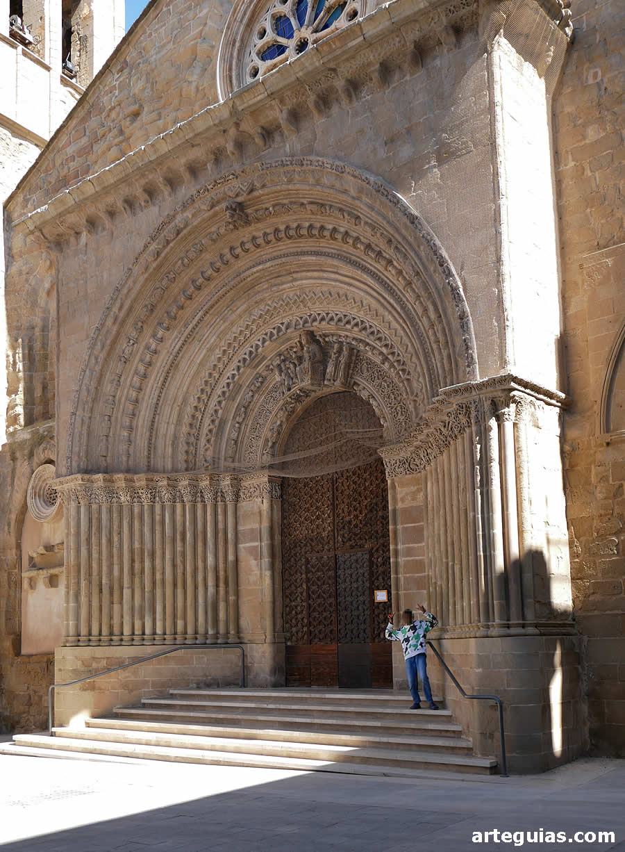 Iglesia de Agramunt: puerta principal
