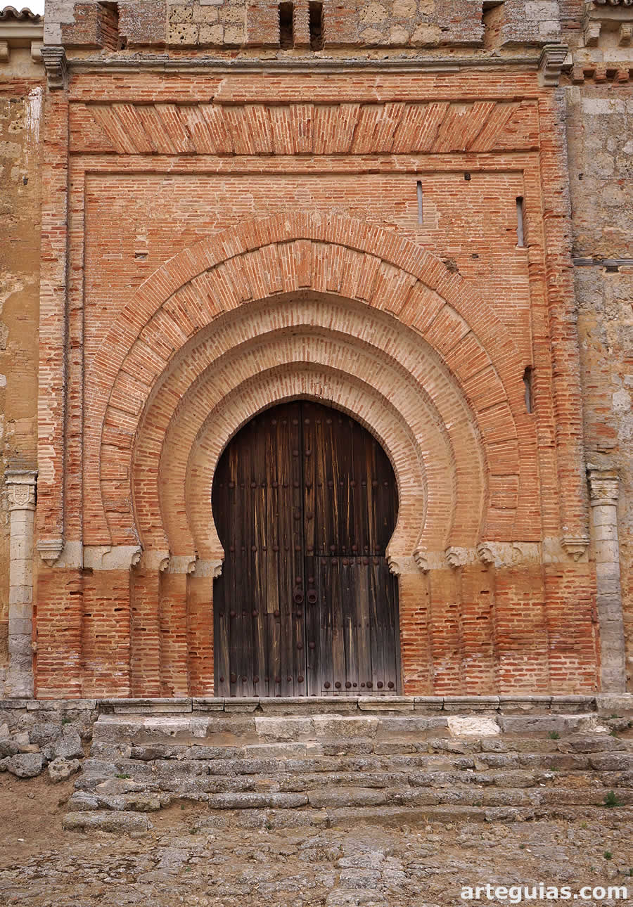 Portada principal de formas espectaculares. Iglesia de Aguilar de Campos, Valladolid