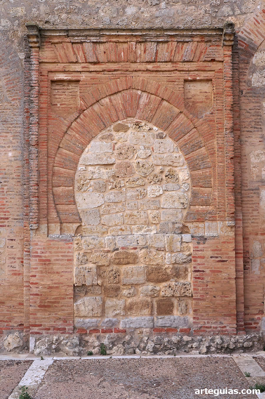 Puerta cegada del muro sur