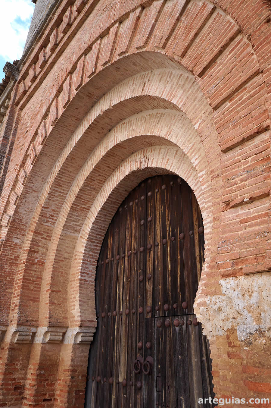 Iglesia de Aguilar de Campos, Valladolid: detalle de la portada principal