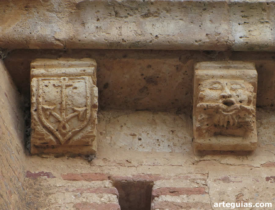 Canecillos con escudos her&aacute;ldicos