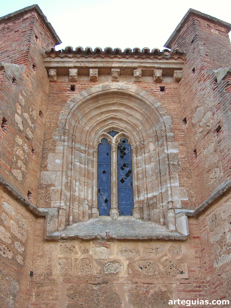 Ventanal g&oacute;tico de la cabecera