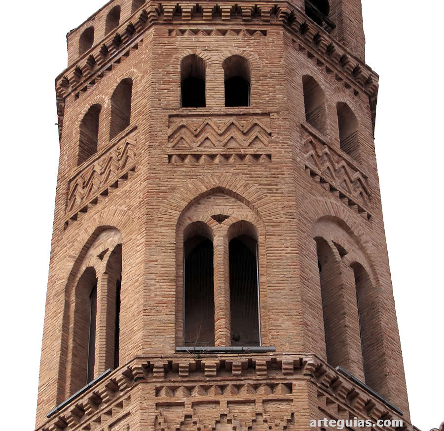 Cuerpo superior del campanario de Alag&oacute;n
