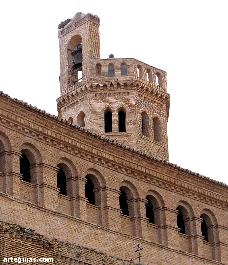 Costado norte de la iglesia de Alag&oacute;n