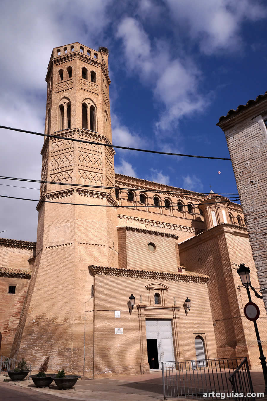 La iglesia de Alag&oacute;n desde el sur